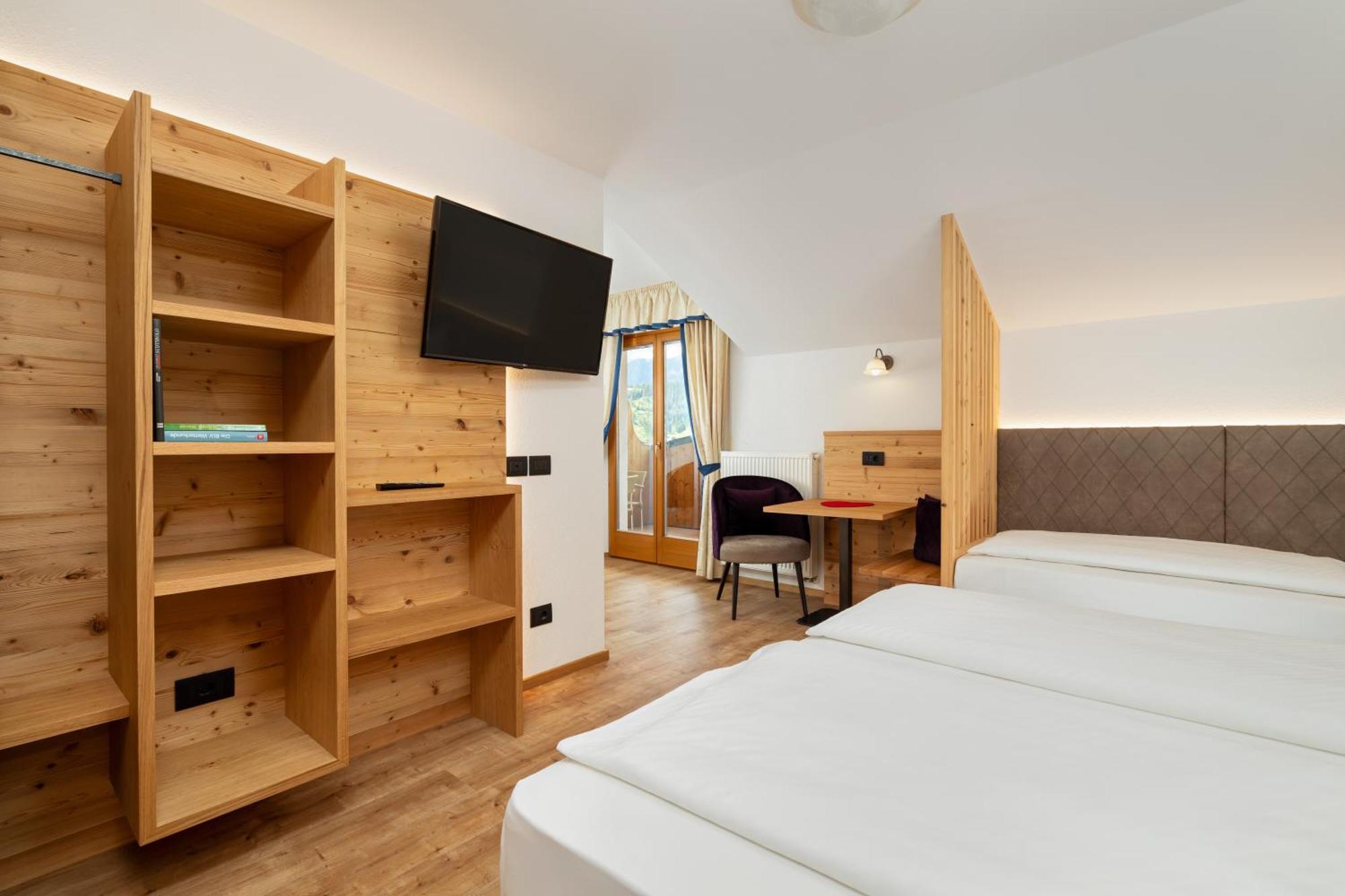 Hotel Alpenrose Dolomites La Valle Exterior photo